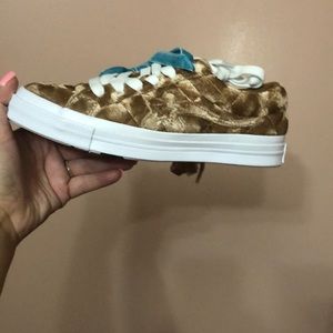 Women’s velvet chuck taylor  converse size 8